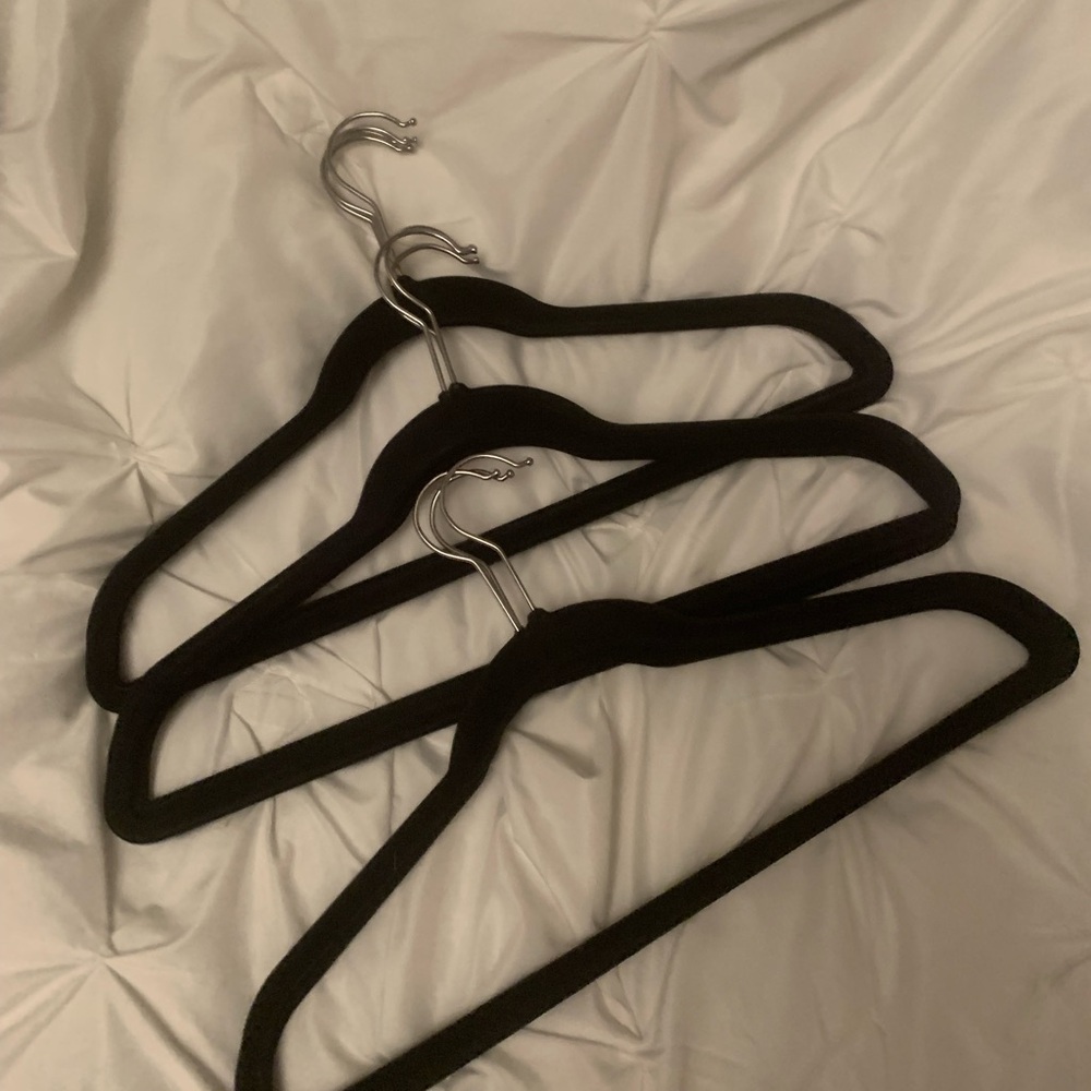 Black velvet hangers (6)) 10packs (used good condition) 60 Total - Picture 13 of 14